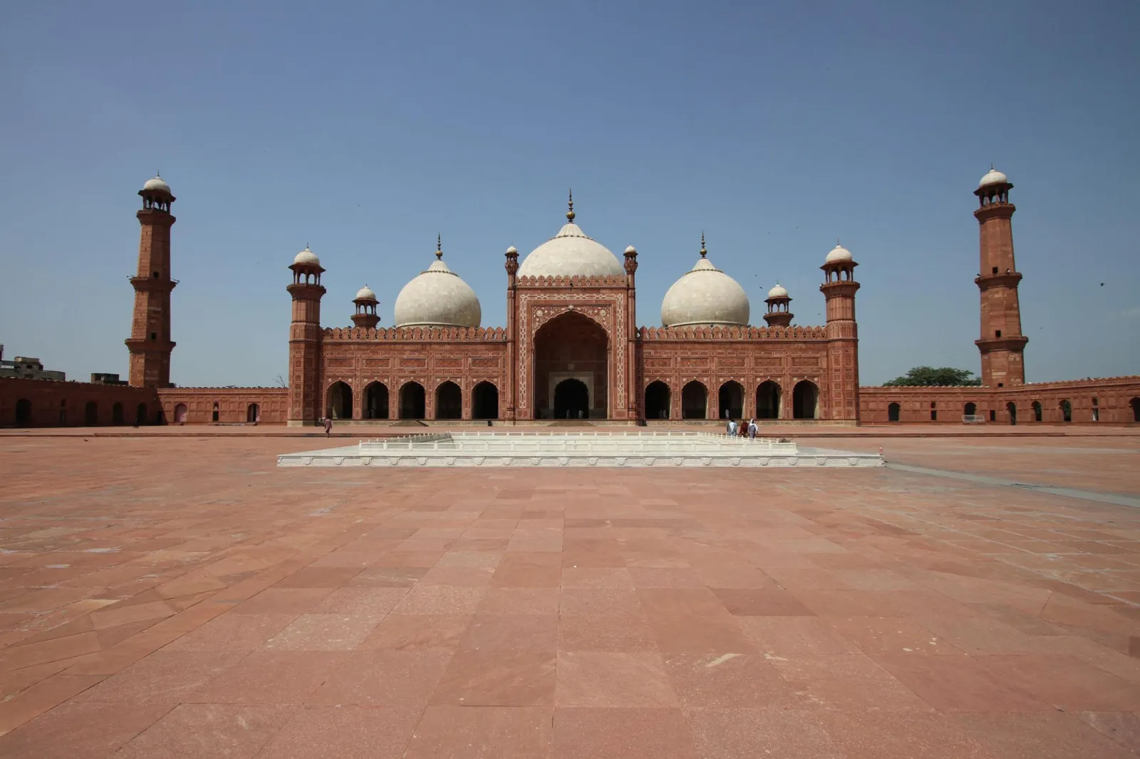 The vast courtyard of Badshahi Mosque